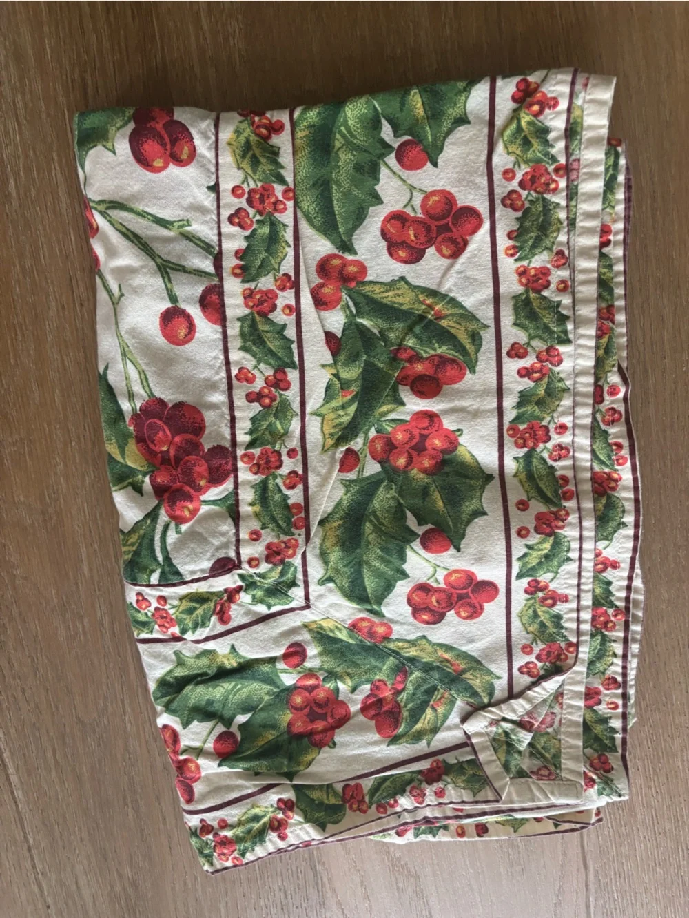 April corner Holiday Holly Print Tablecloth- Red & Green
